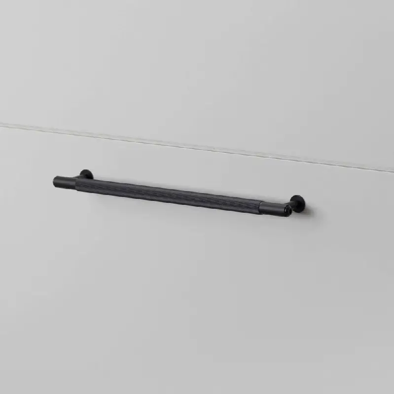 Pull Bar / Linear / Black / Medium